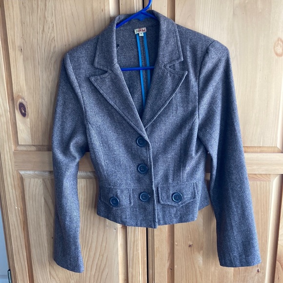 Cropped Structured Blazer with Shoulder Pads - Picture 2 of 8